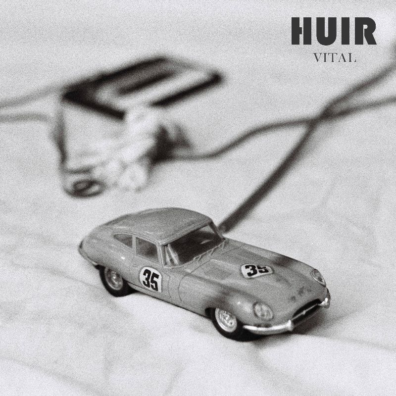 The spanish dark synth duo HUIR emerges with their first single!